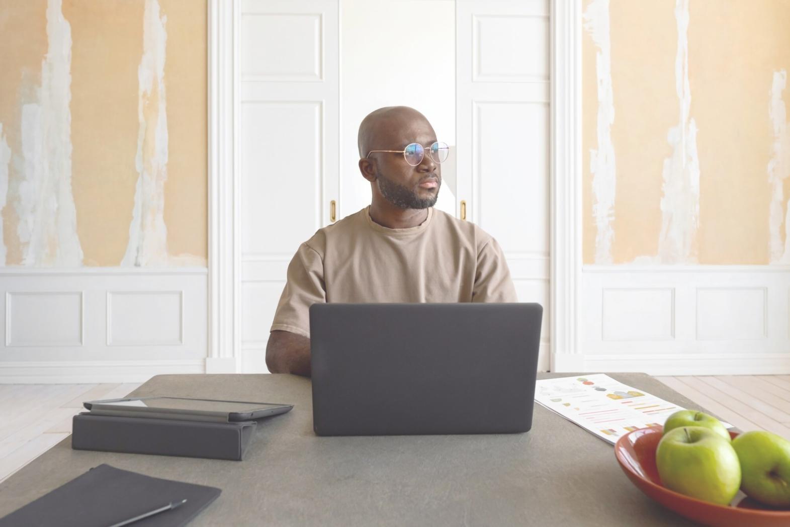 Session de travail collaborative avec graphiques et outils de suivi budgétaire