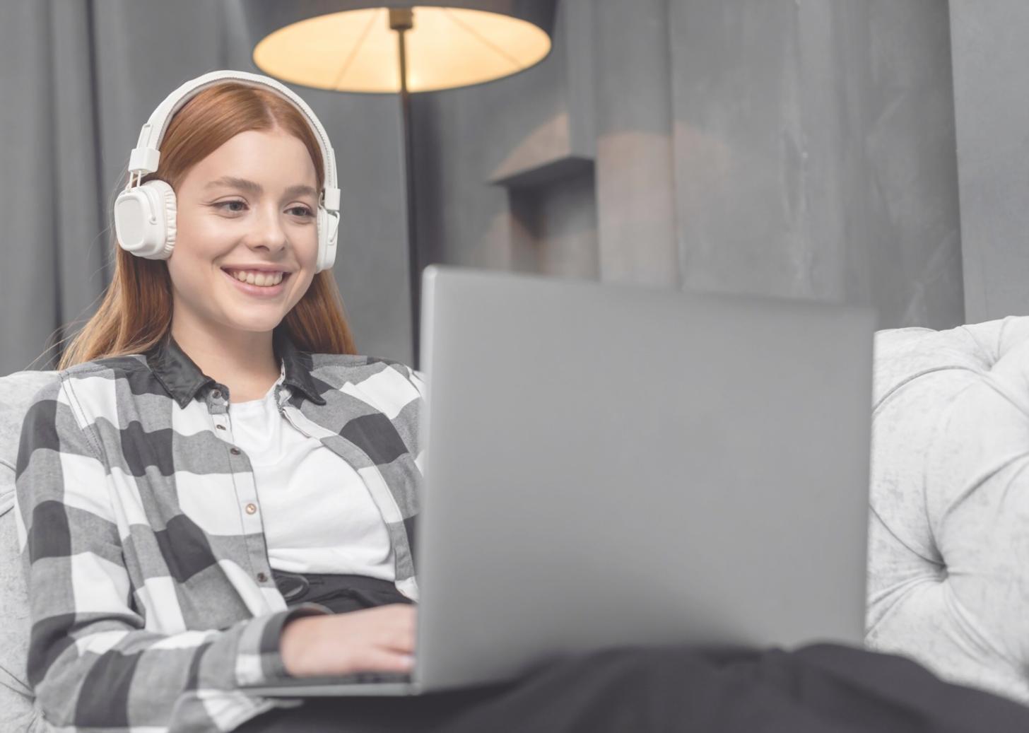 Consultation financière entre conseiller et client avec graphiques budgétaires