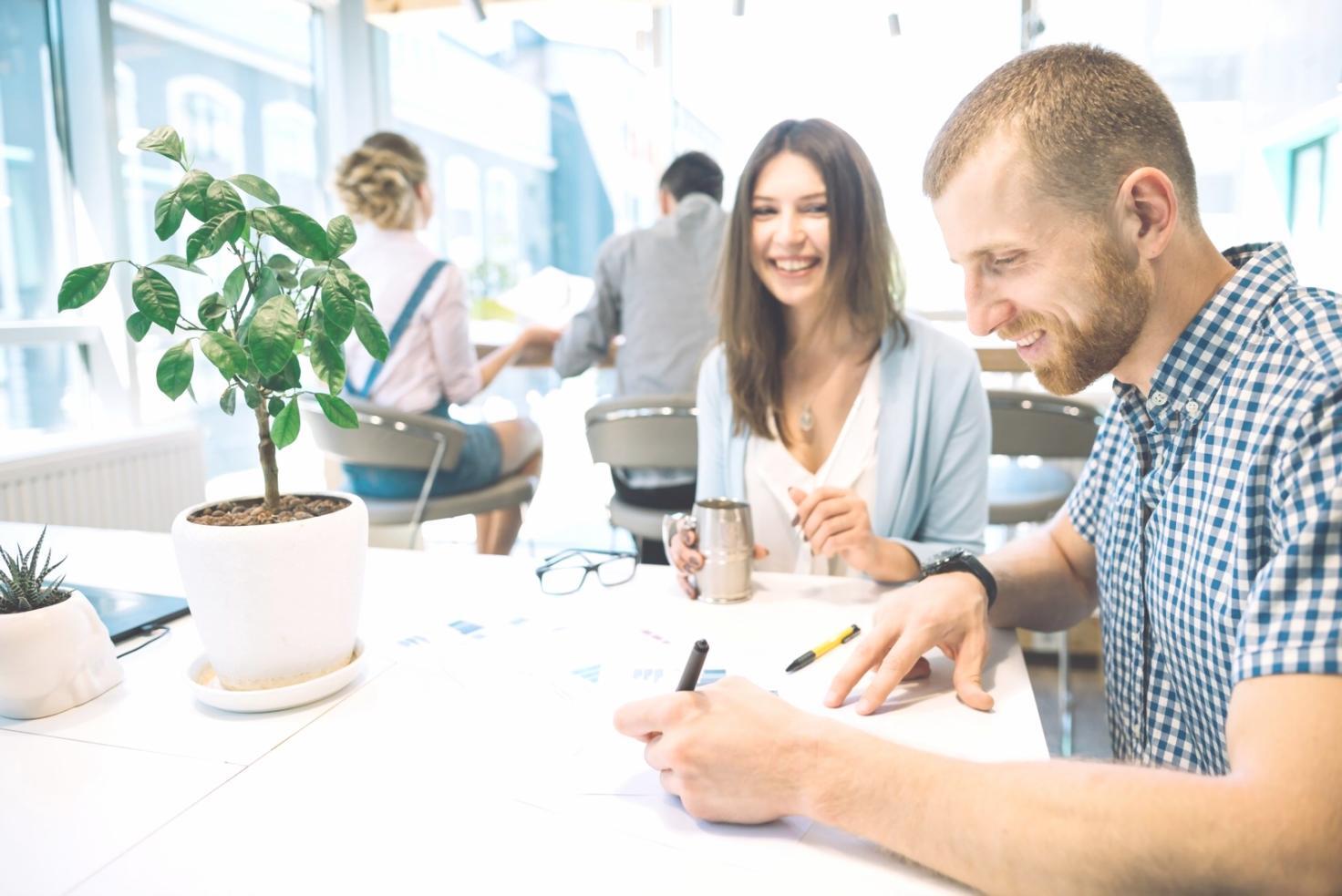 Bureau avec documents financiers et calculatrice pour la gestion budgétaire