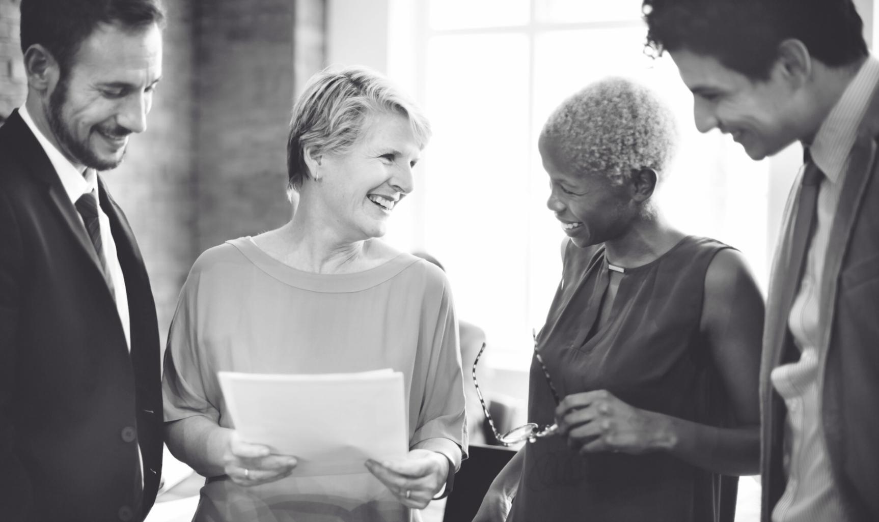 Espace de travail collaboratif avec documents budgétaires et outils de planification financière